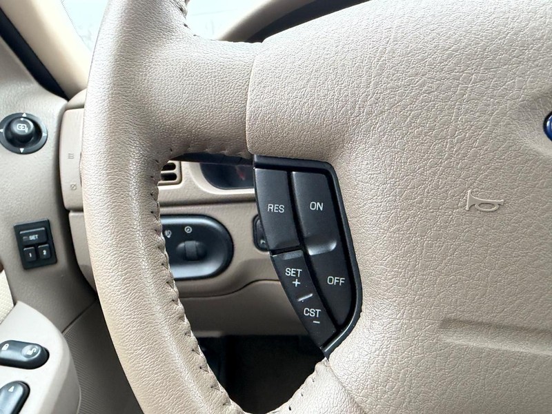 Ford Explorer Vehicle Image 12