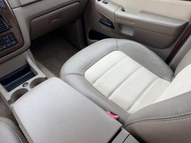 Ford Explorer Vehicle Image 16