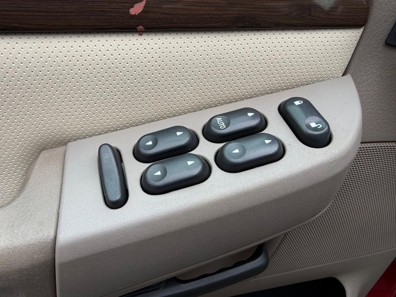 Ford Explorer Vehicle Image 17