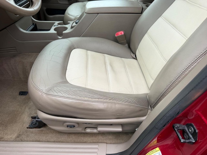 Ford Explorer Vehicle Image 19