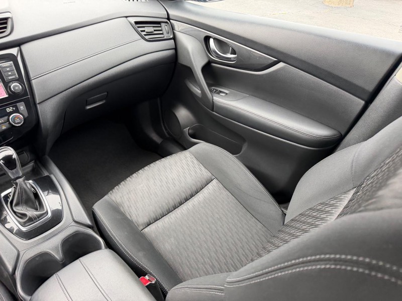 Nissan Rogue Vehicle Image 16