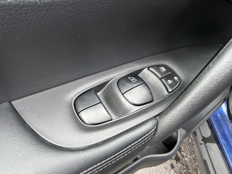 Nissan Rogue Vehicle Image 17