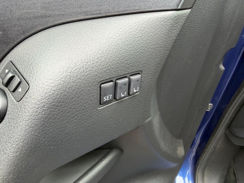 Nissan Rogue Vehicle Image 18