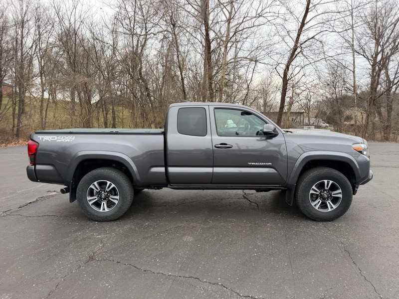 Toyota Tacoma Vehicle Image 02