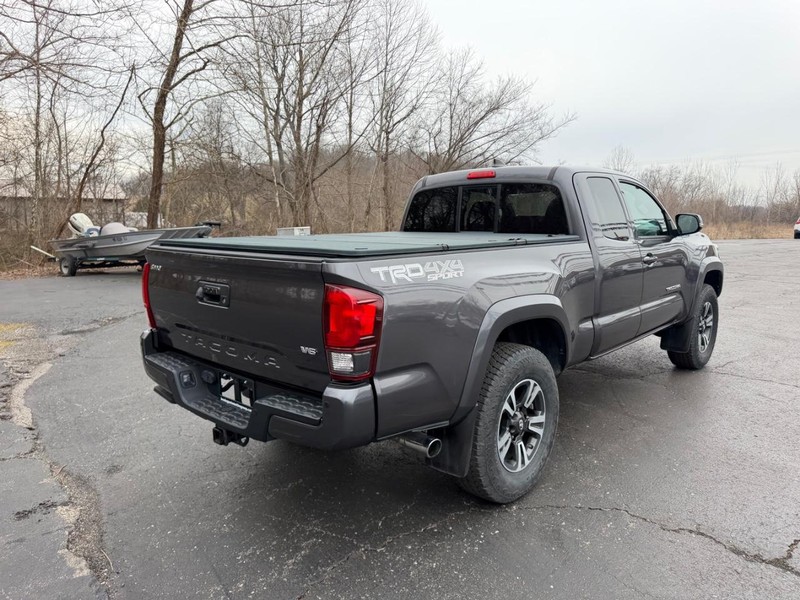 Toyota Tacoma Vehicle Image 03