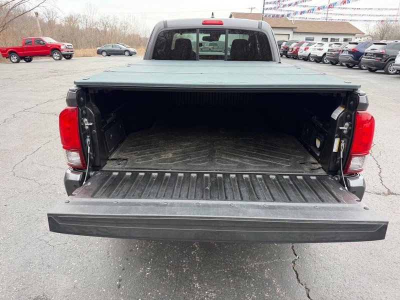 Toyota Tacoma Vehicle Image 05