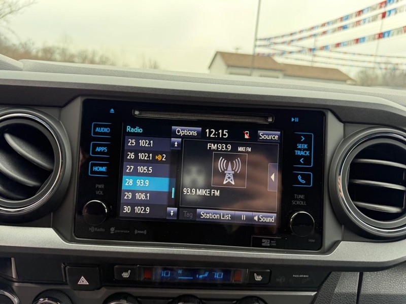 Toyota Tacoma Vehicle Image 12