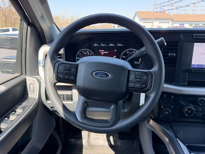 Ford Super Duty F-250 SRW Vehicle Image 09