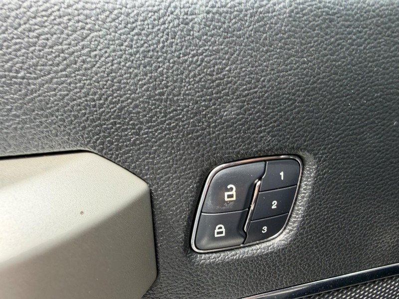 Ford Super Duty F-250 SRW Vehicle Image 16