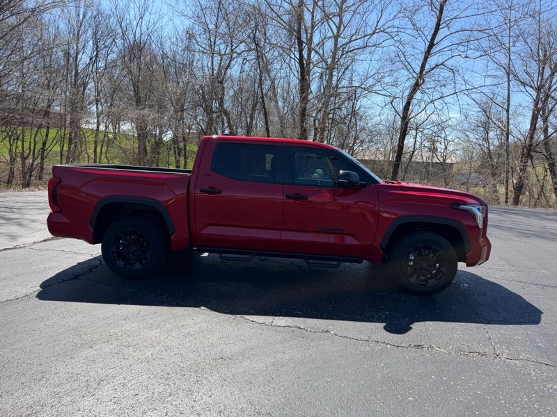 Toyota Tundra 4WD Vehicle Image 02