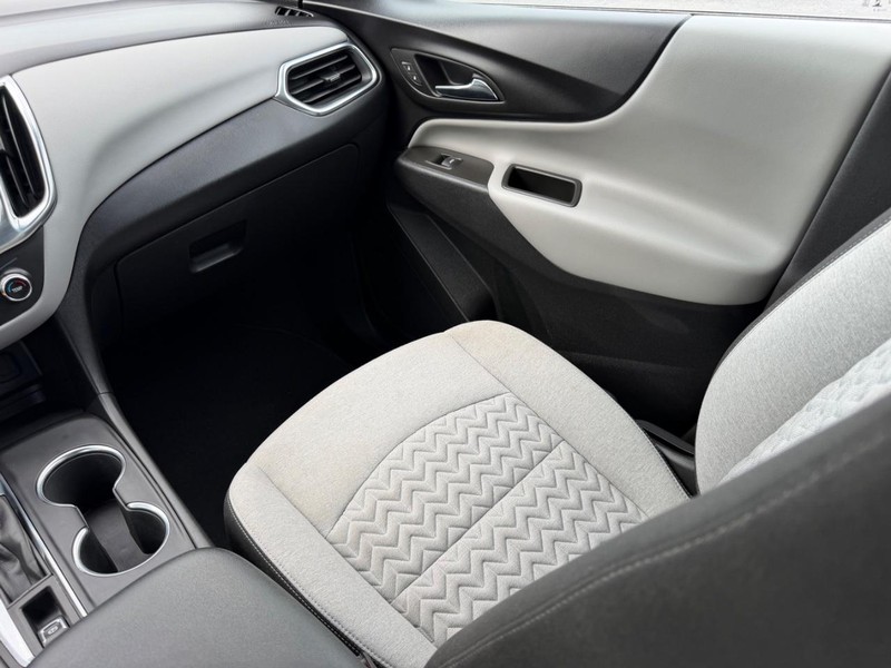 Chevrolet Equinox Vehicle Image 15