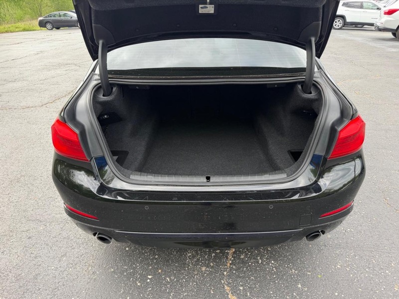 BMW 5 Series Vehicle Image 05