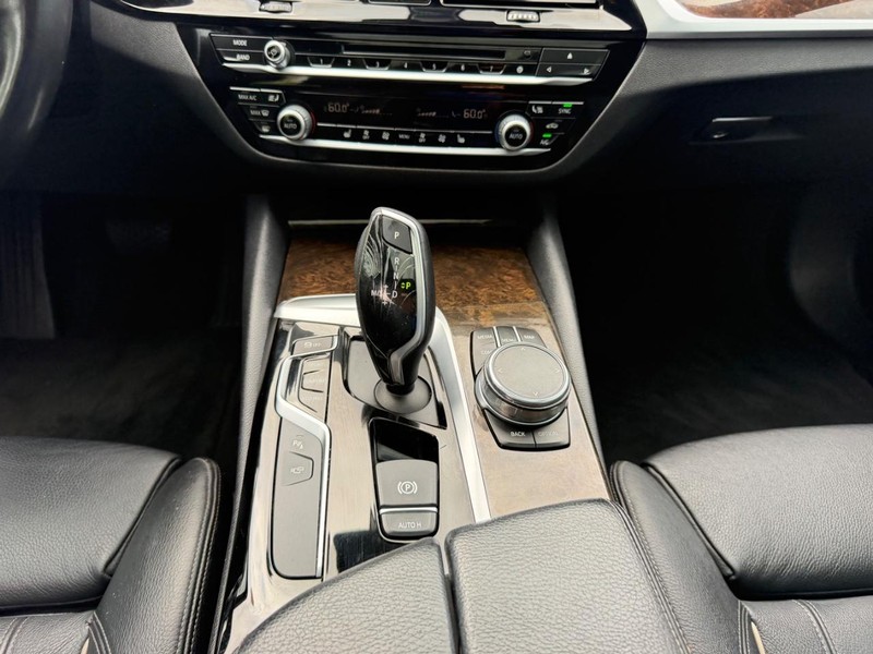 BMW 5 Series Vehicle Image 18