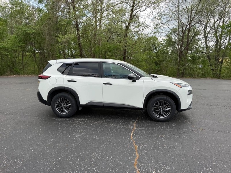 Nissan Rogue Vehicle Image 02