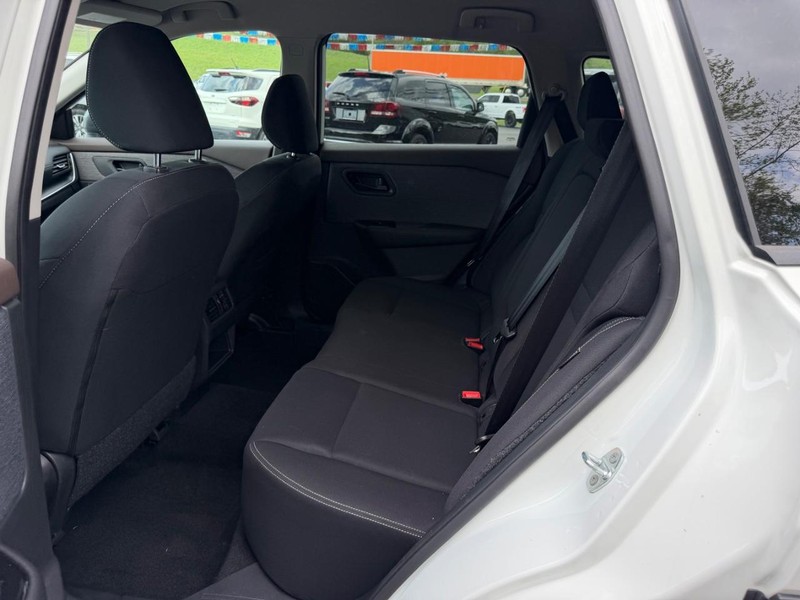 Nissan Rogue Vehicle Image 07