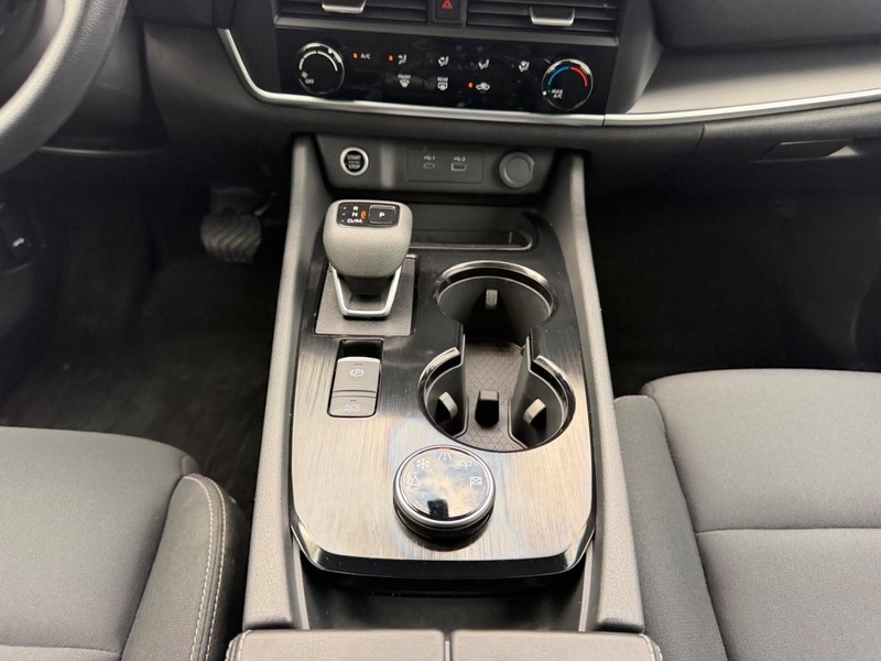 Nissan Rogue Vehicle Image 14