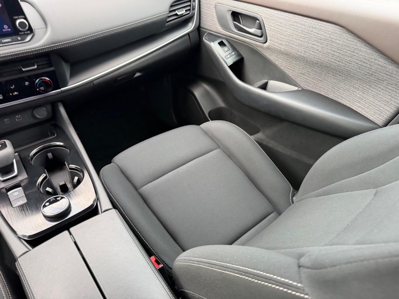 Nissan Rogue Vehicle Image 15