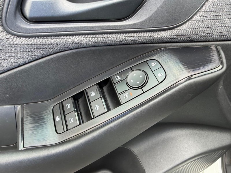 Nissan Rogue Vehicle Image 16