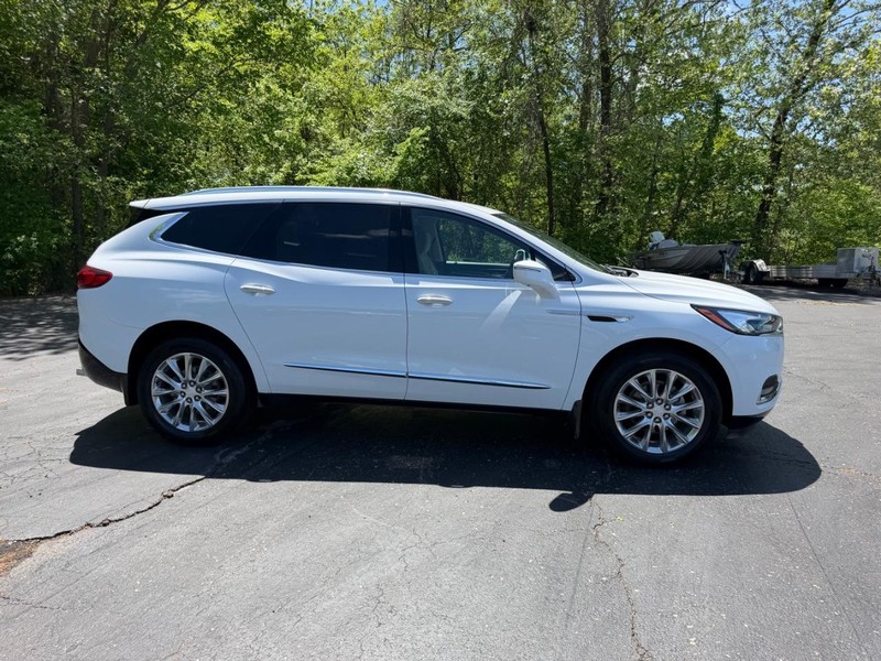 Buick Enclave Vehicle Full-screen Gallery Image 02
