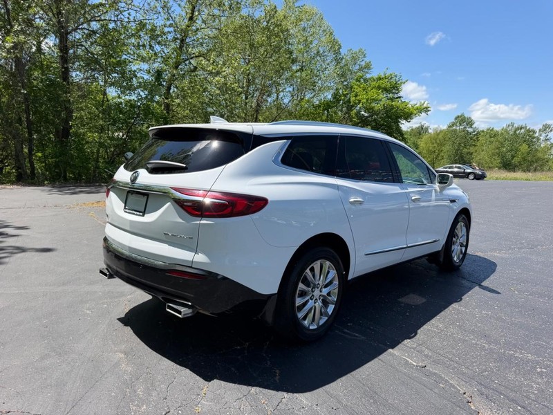Buick Enclave Vehicle Full-screen Gallery Image 03