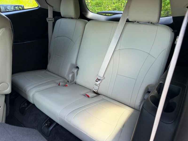 Buick Enclave Vehicle Full-screen Gallery Image 08