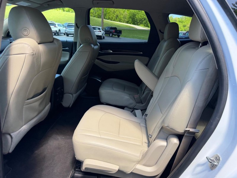 Buick Enclave Vehicle Full-screen Gallery Image 09