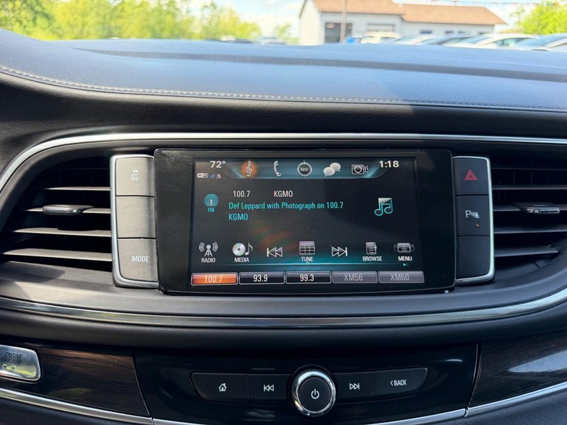 Buick Enclave Vehicle Full-screen Gallery Image 15