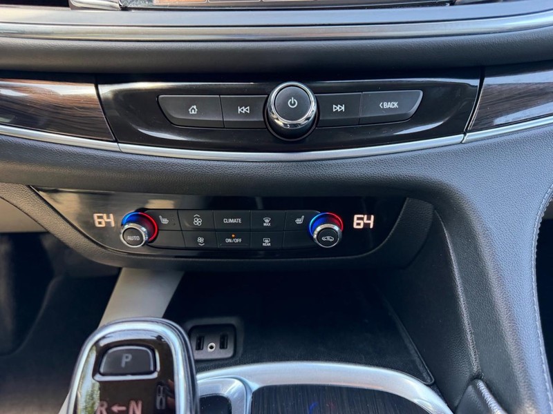 Buick Enclave Vehicle Full-screen Gallery Image 16