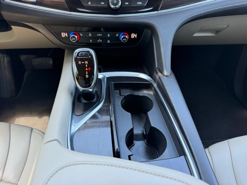 Buick Enclave Vehicle Full-screen Gallery Image 17