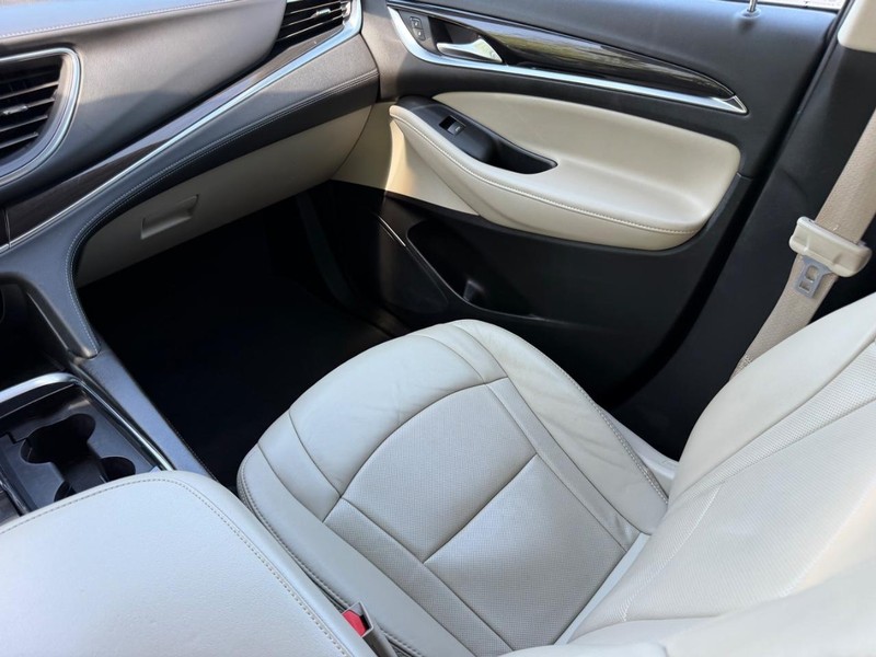 Buick Enclave Vehicle Full-screen Gallery Image 18