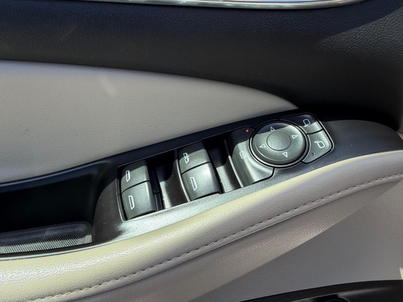 Buick Enclave Vehicle Full-screen Gallery Image 19