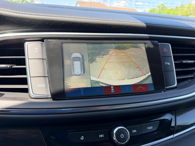 Buick Enclave Vehicle Full-screen Gallery Image 22