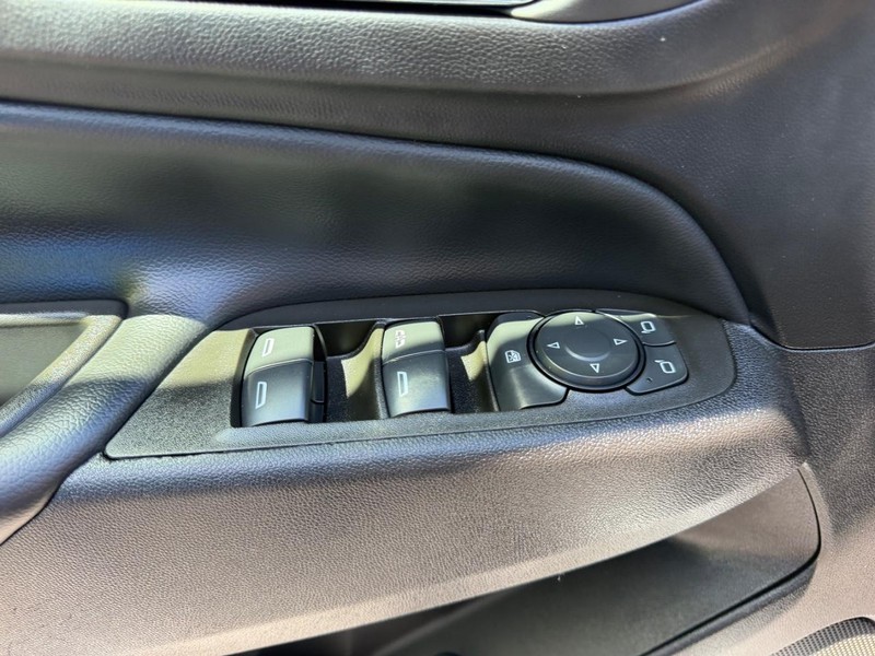 Chevrolet Equinox Vehicle Full-screen Gallery Image 17