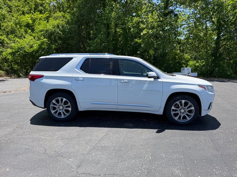 Chevrolet Traverse Vehicle Image 02
