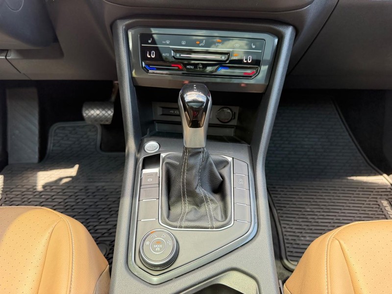 Volkswagen Tiguan Vehicle Image 16