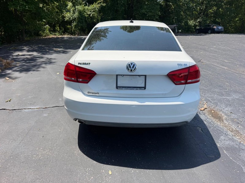 Volkswagen Passat Vehicle Image 04