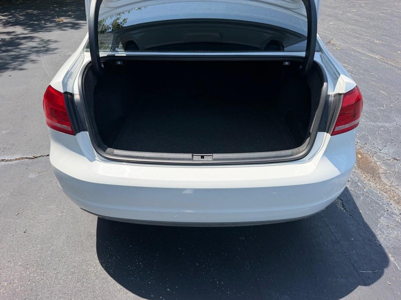 Volkswagen Passat Vehicle Image 05