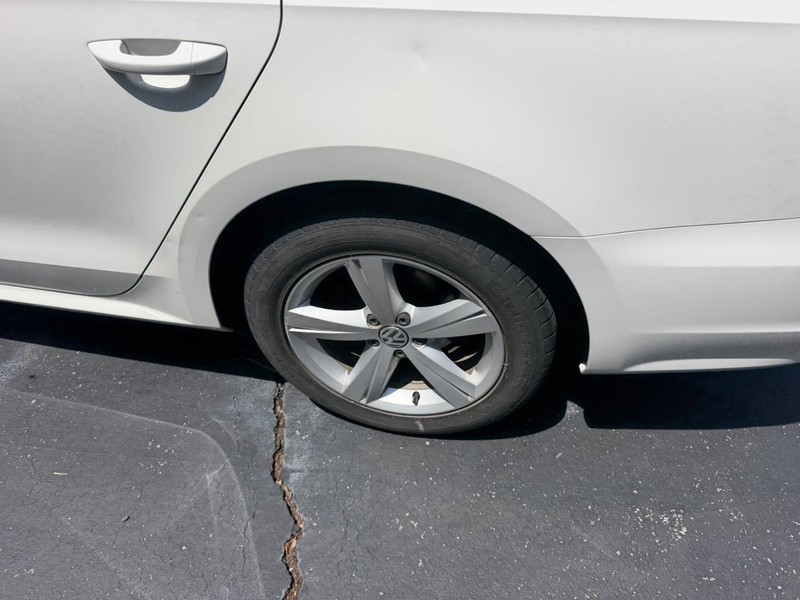 Volkswagen Passat Vehicle Image 06