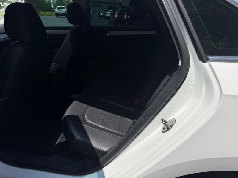 Volkswagen Passat Vehicle Image 07