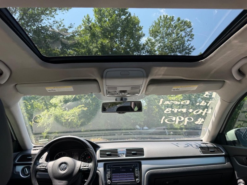 Volkswagen Passat Vehicle Image 08