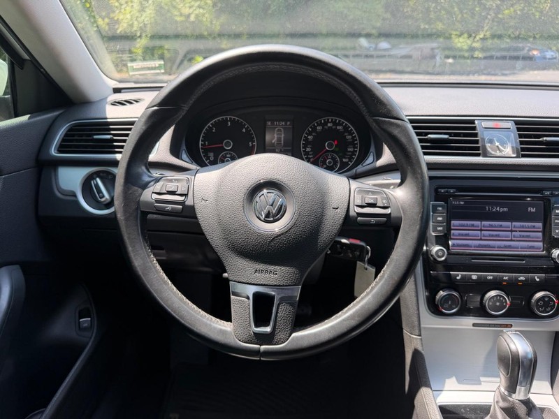 Volkswagen Passat Vehicle Image 10