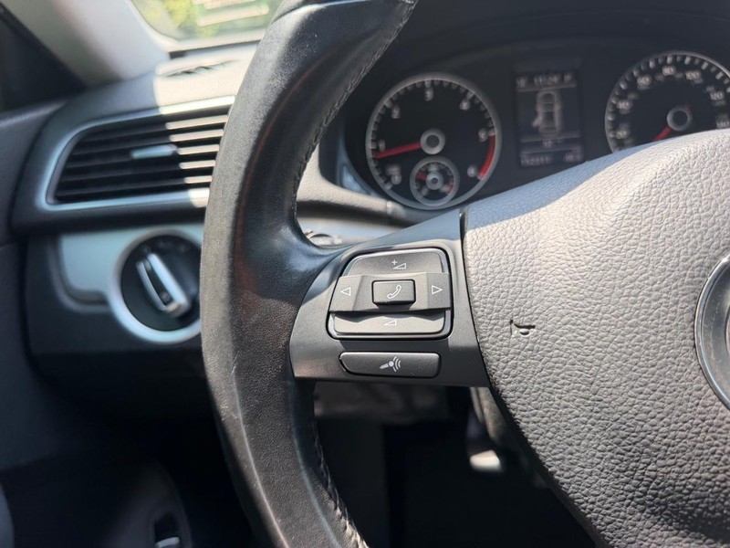 Volkswagen Passat Vehicle Image 11