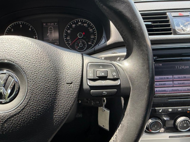 Volkswagen Passat Vehicle Image 12