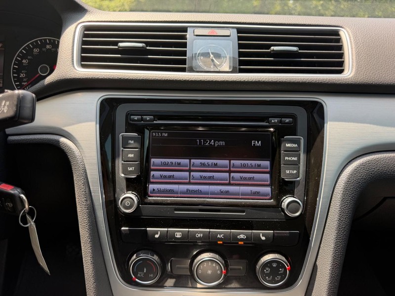 Volkswagen Passat Vehicle Image 13