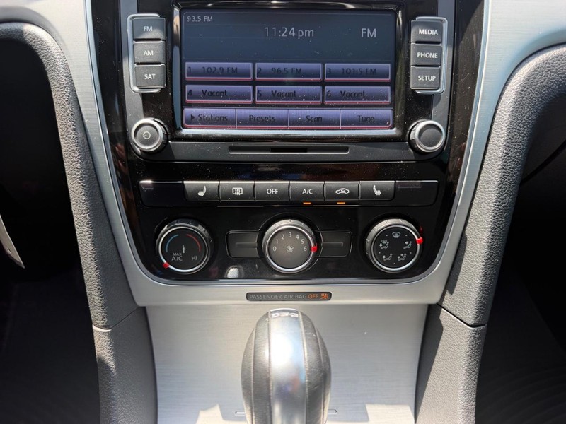 Volkswagen Passat Vehicle Image 14
