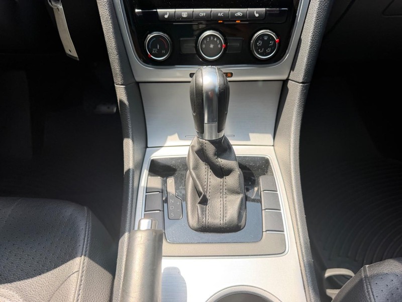 Volkswagen Passat Vehicle Image 15