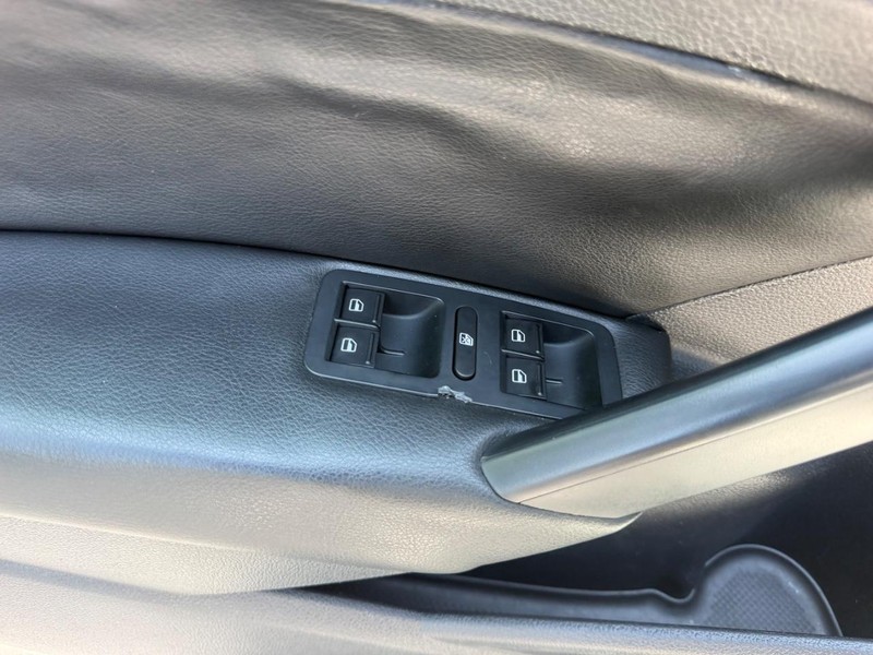 Volkswagen Passat Vehicle Image 17