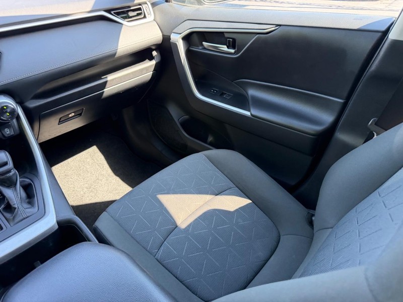 Toyota RAV4 Vehicle Image 15
