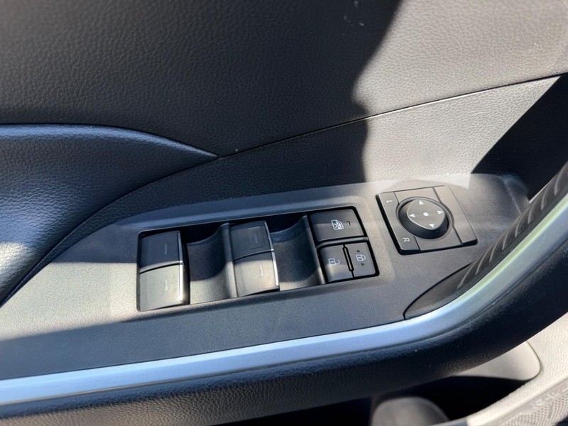 Toyota RAV4 Vehicle Image 16