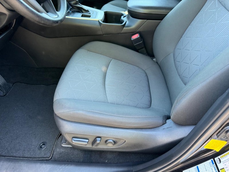 Toyota RAV4 Vehicle Image 17